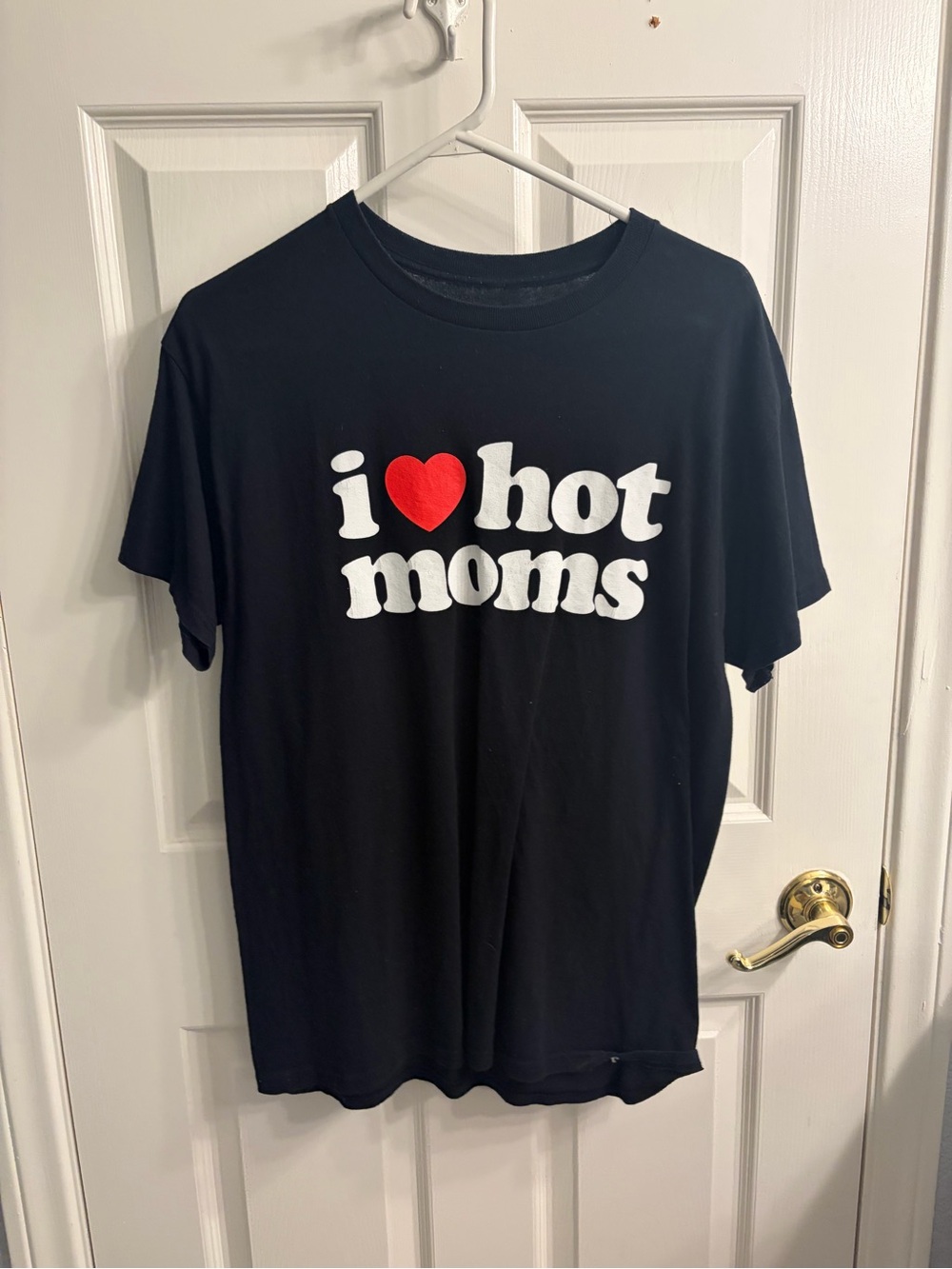 Black "I ♥ Hot Moms" Graphic Tee
